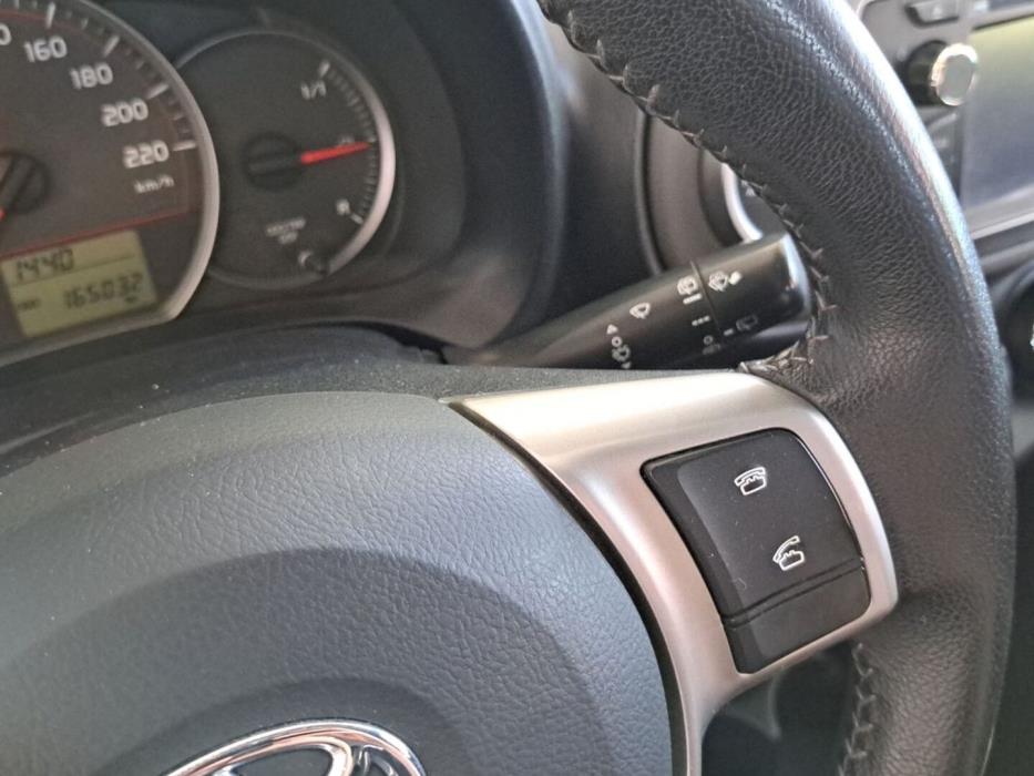 TOYOTA Yaris 2011