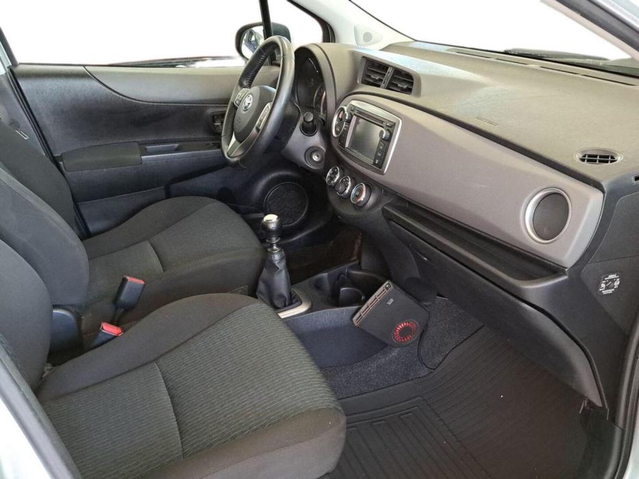 TOYOTA Yaris 2011