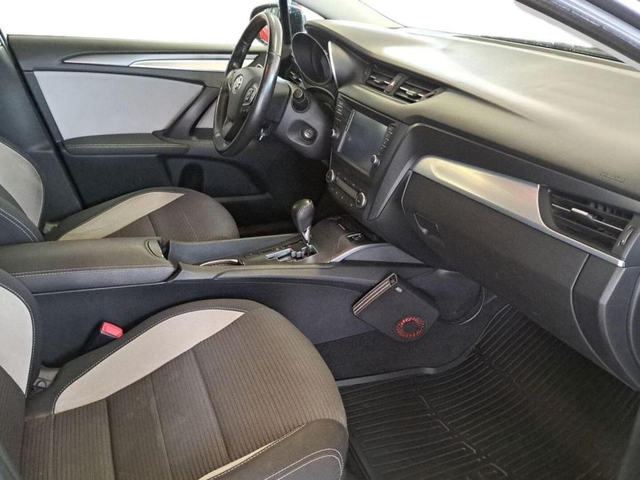 TOYOTA Avensis 2015