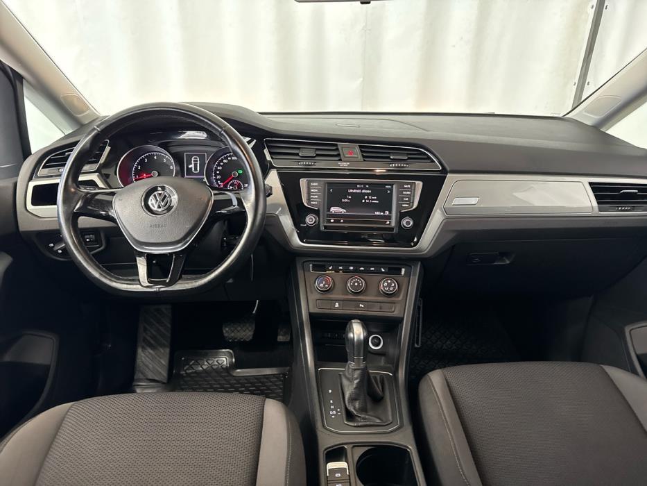 VOLKSWAGEN Touran 2016