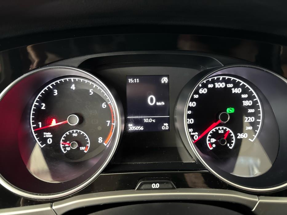 VOLKSWAGEN Touran 2016