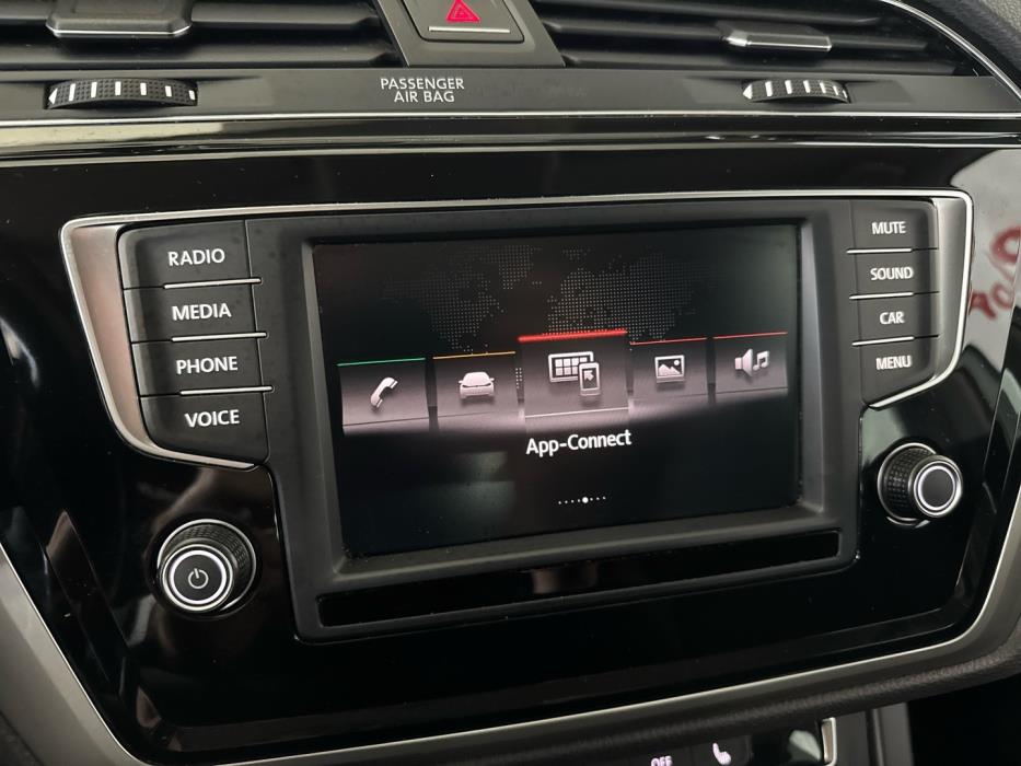 VOLKSWAGEN Touran 2016