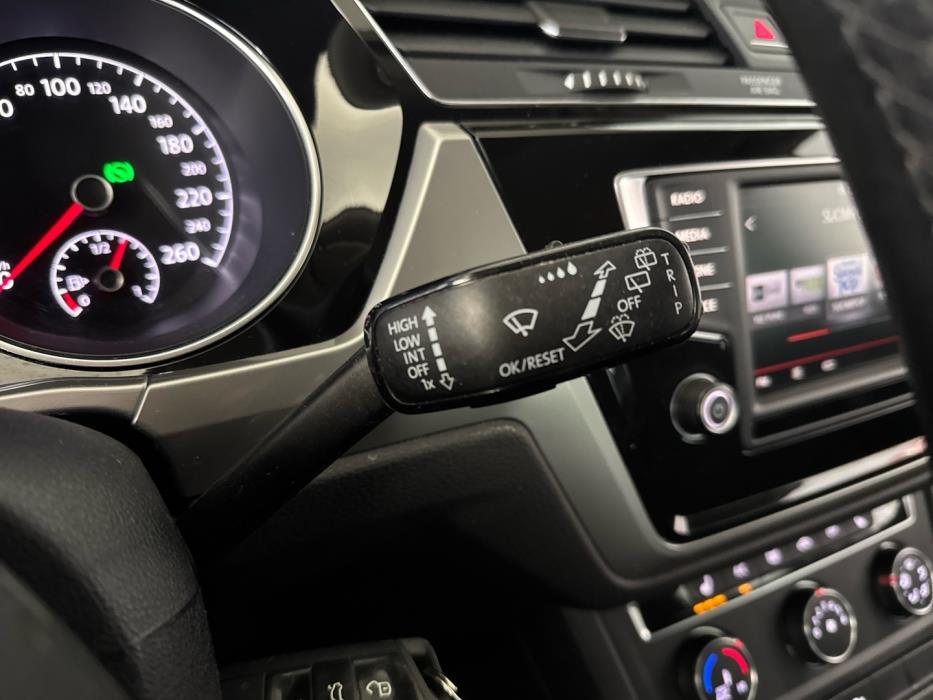 VOLKSWAGEN Touran 2016