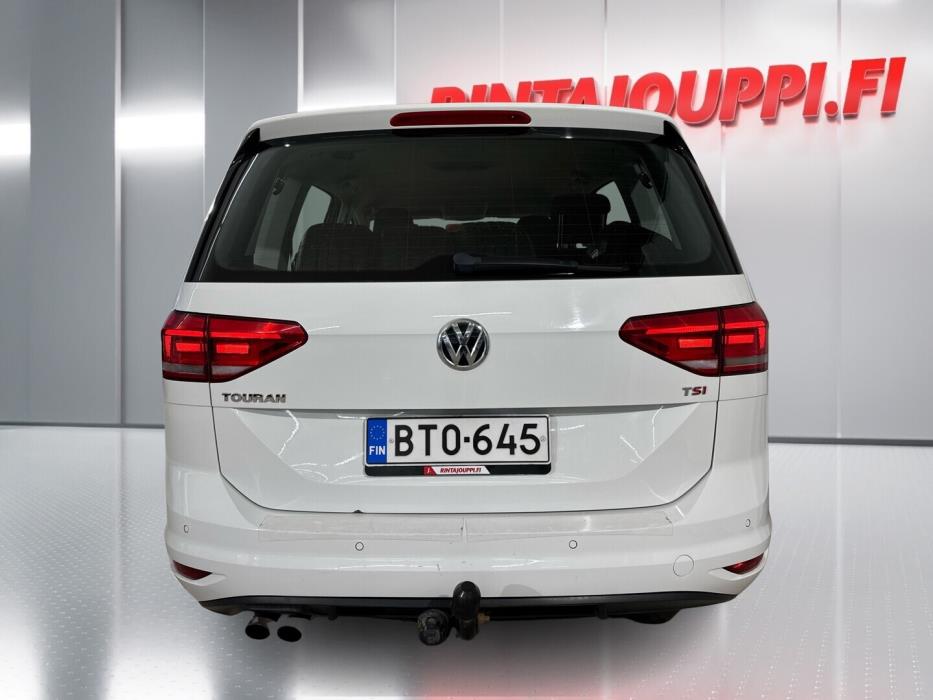 VOLKSWAGEN Touran 2016