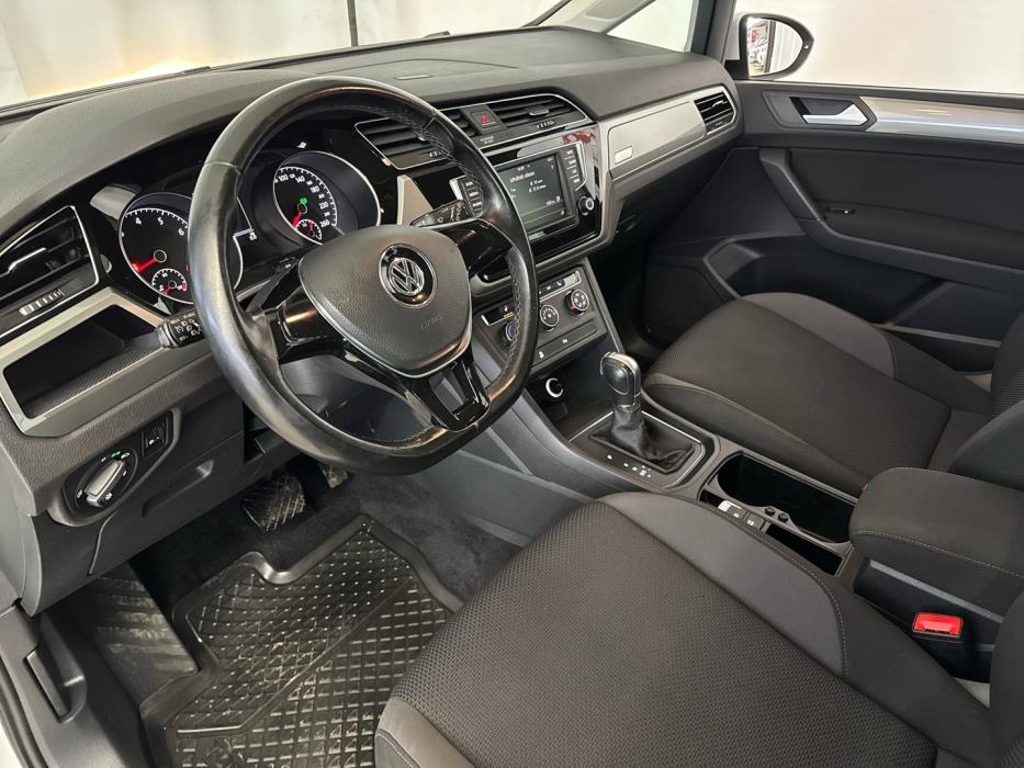 VOLKSWAGEN Touran 2016