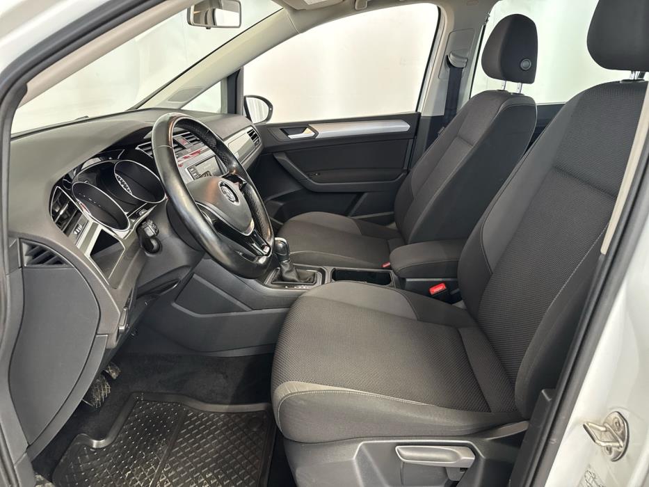 VOLKSWAGEN Touran 2016