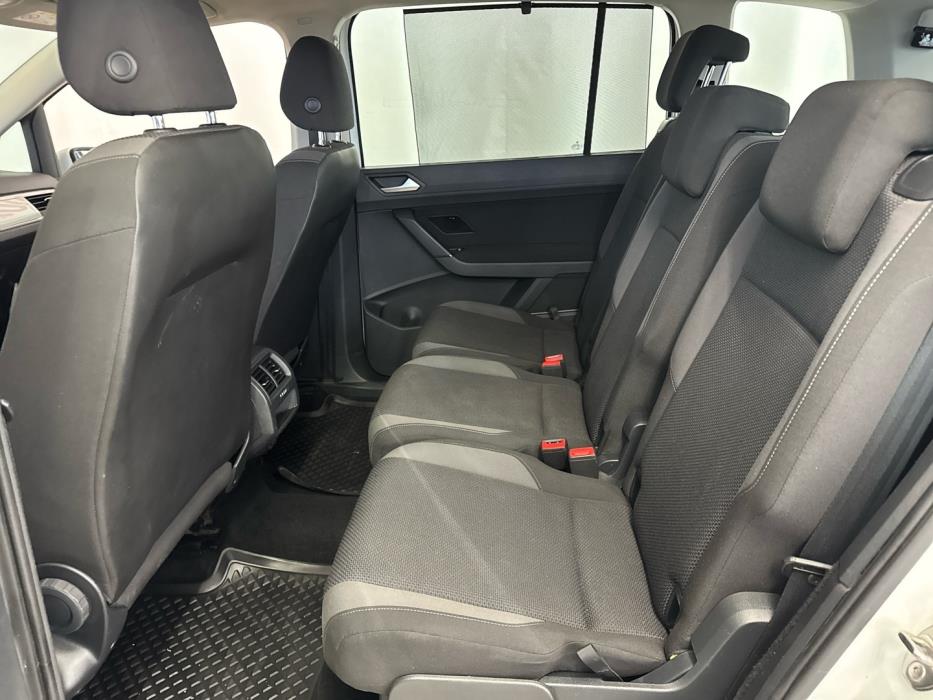 VOLKSWAGEN Touran 2016