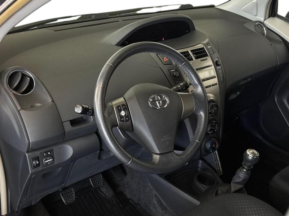 TOYOTA Yaris 2010