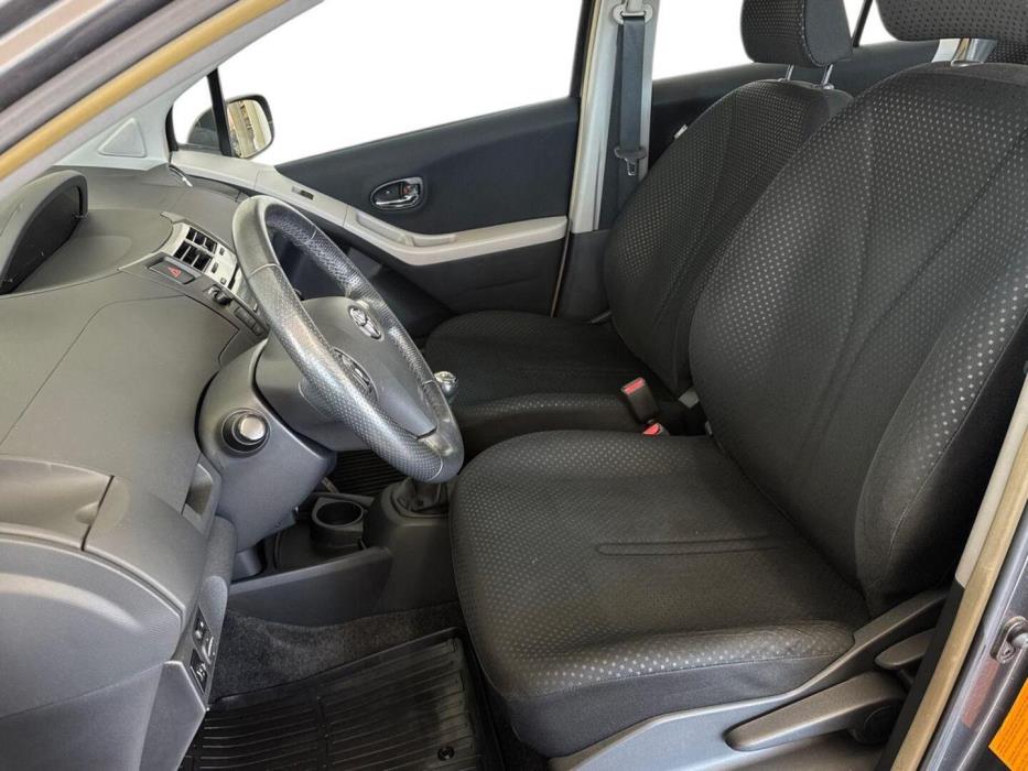TOYOTA Yaris 2010