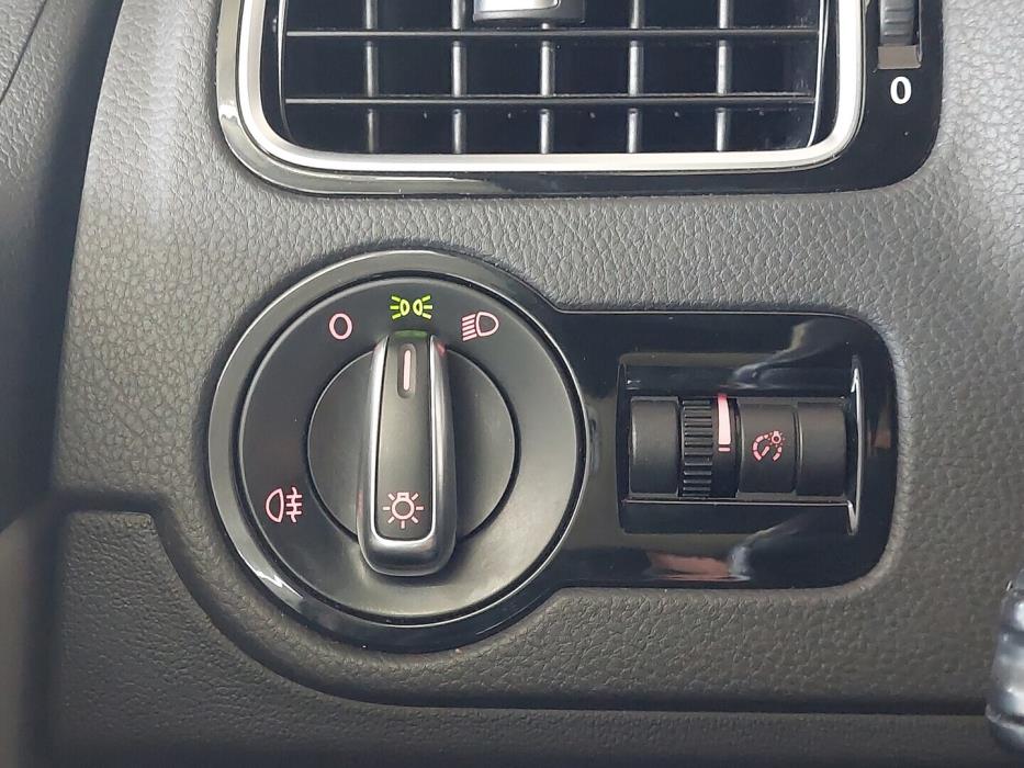 VOLKSWAGEN Polo 2013