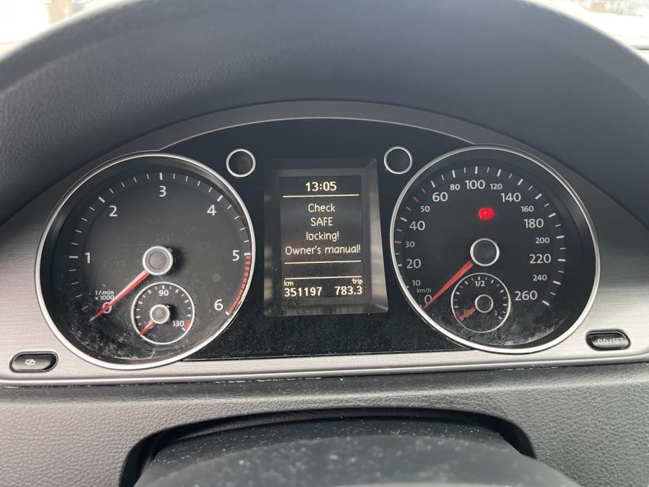 VOLKSWAGEN Passat 2011