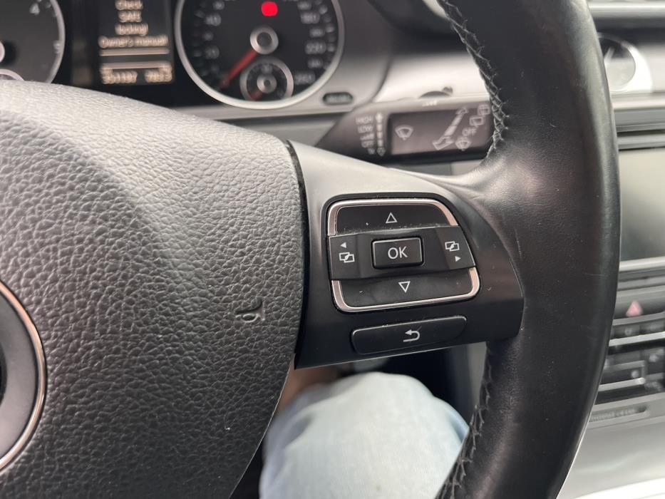 VOLKSWAGEN Passat 2011