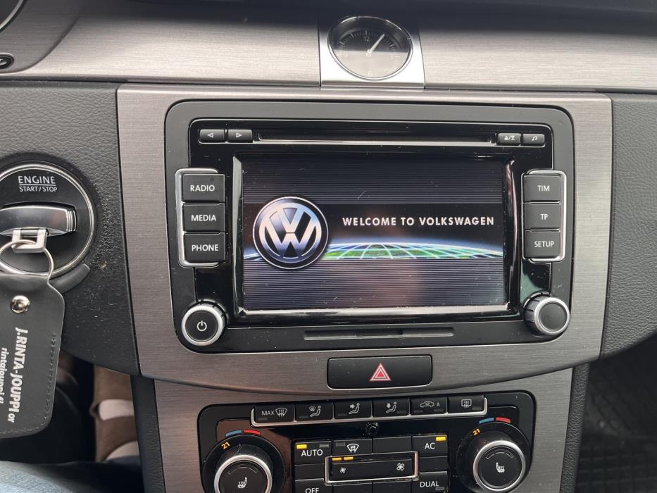 VOLKSWAGEN Passat 2011