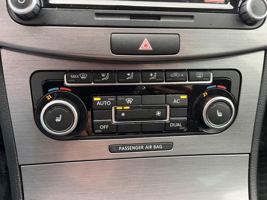VOLKSWAGEN Passat 2011