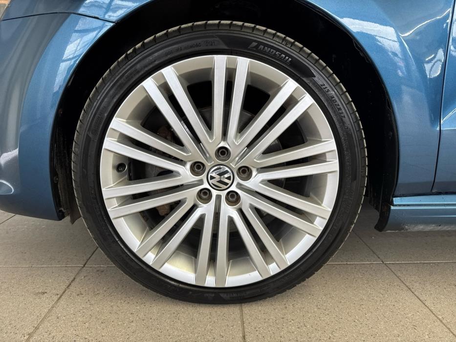 VOLKSWAGEN Polo 2014