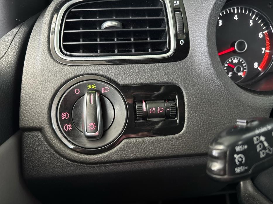 VOLKSWAGEN Polo 2014