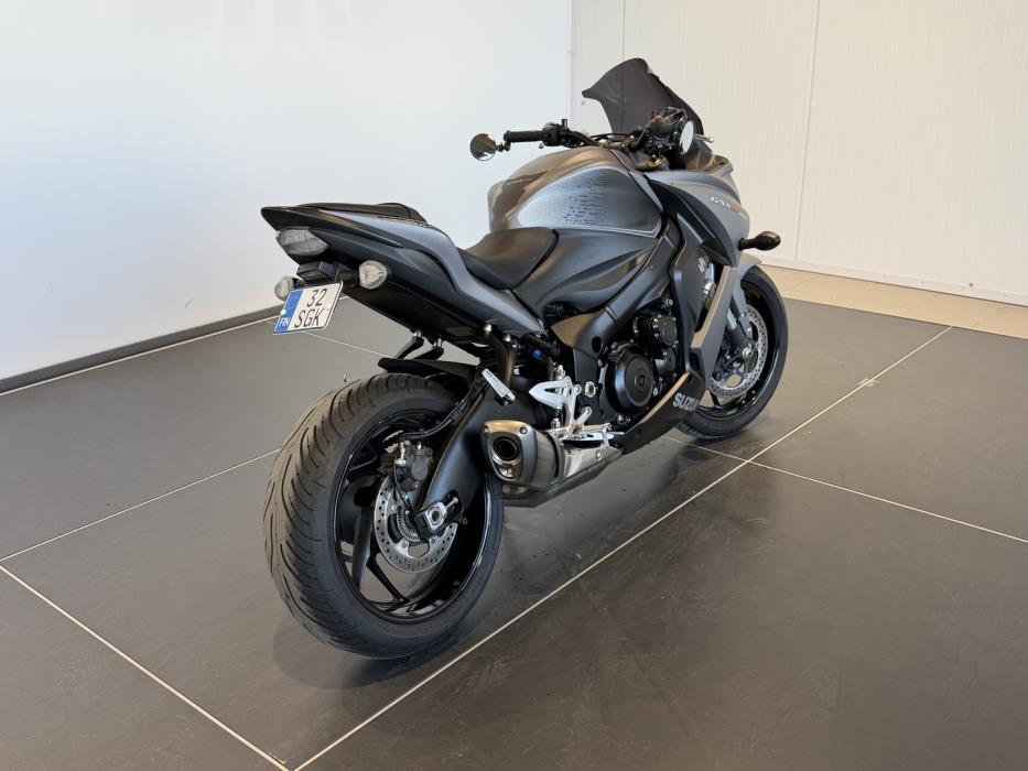 SUZUKI GSX-S 2016