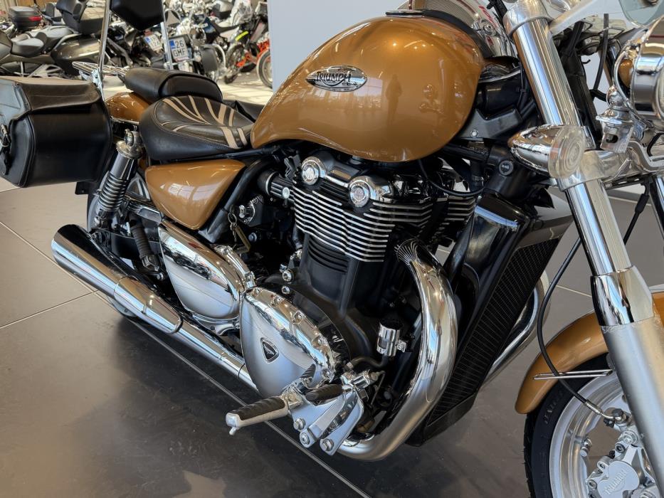 TRIUMPH Thunderbird 2010
