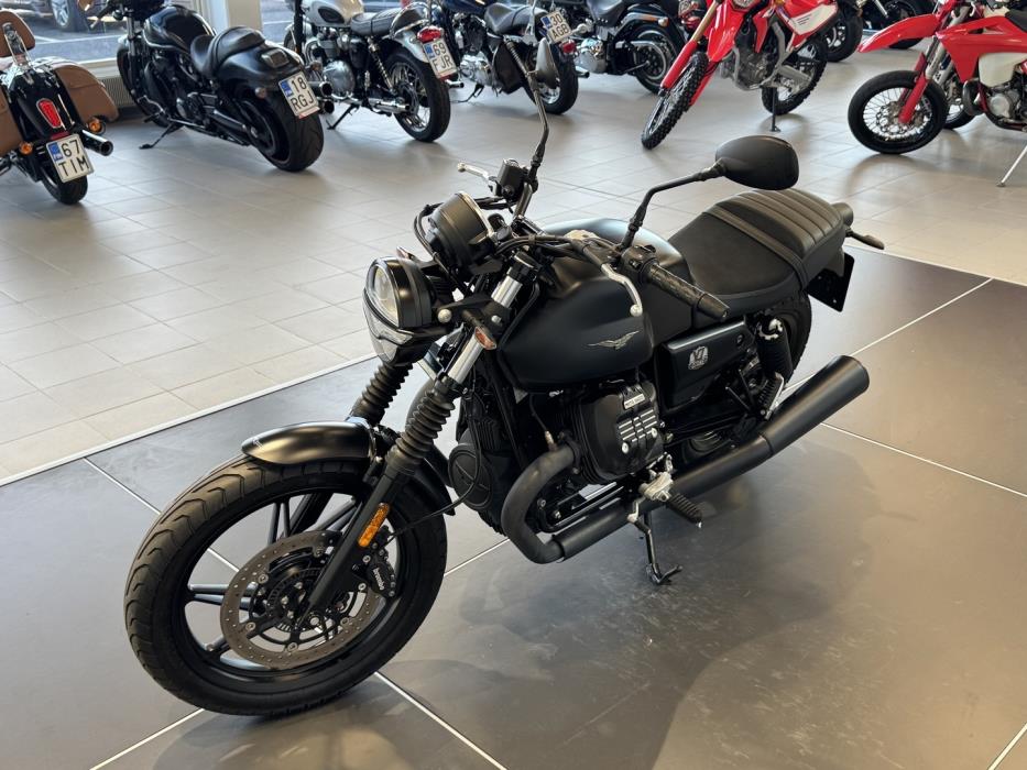 MOTO GUZZI V7 2023