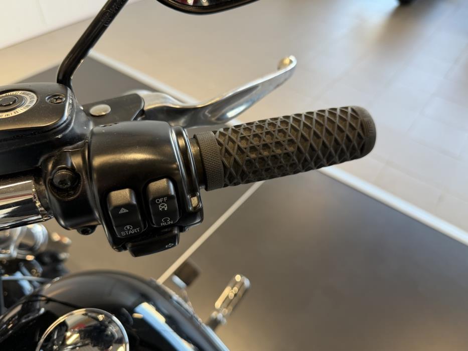 HARLEY-DAVIDSON DYNA 2012