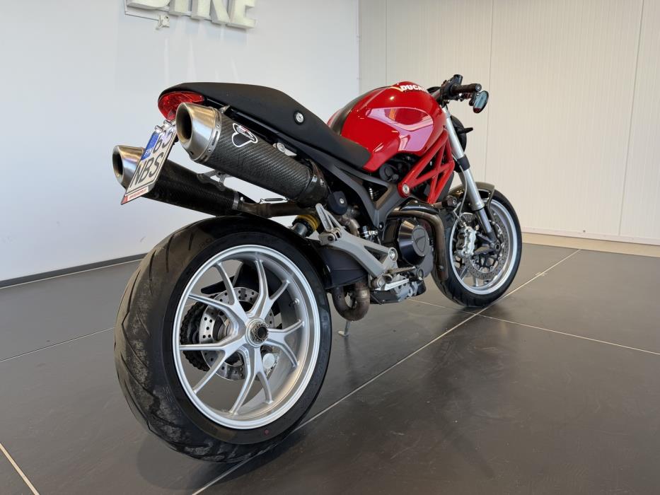 DUCATI MONSTER 2011