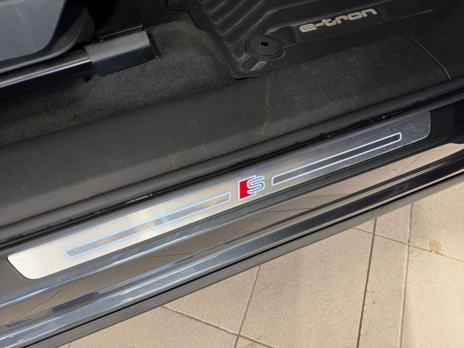 AUDI e-tron 2021