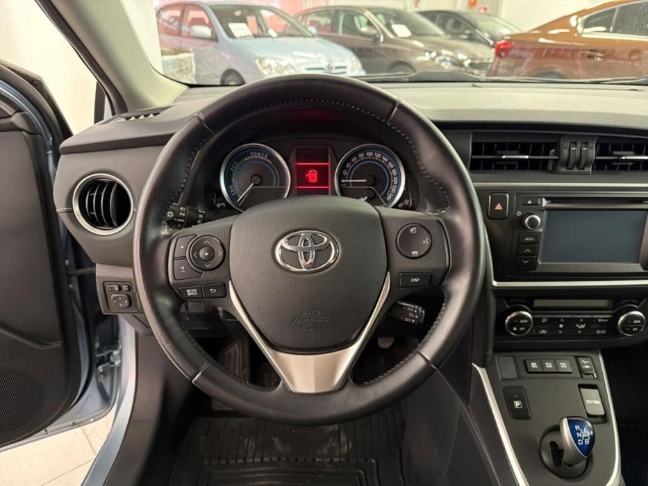 TOYOTA Auris 2015