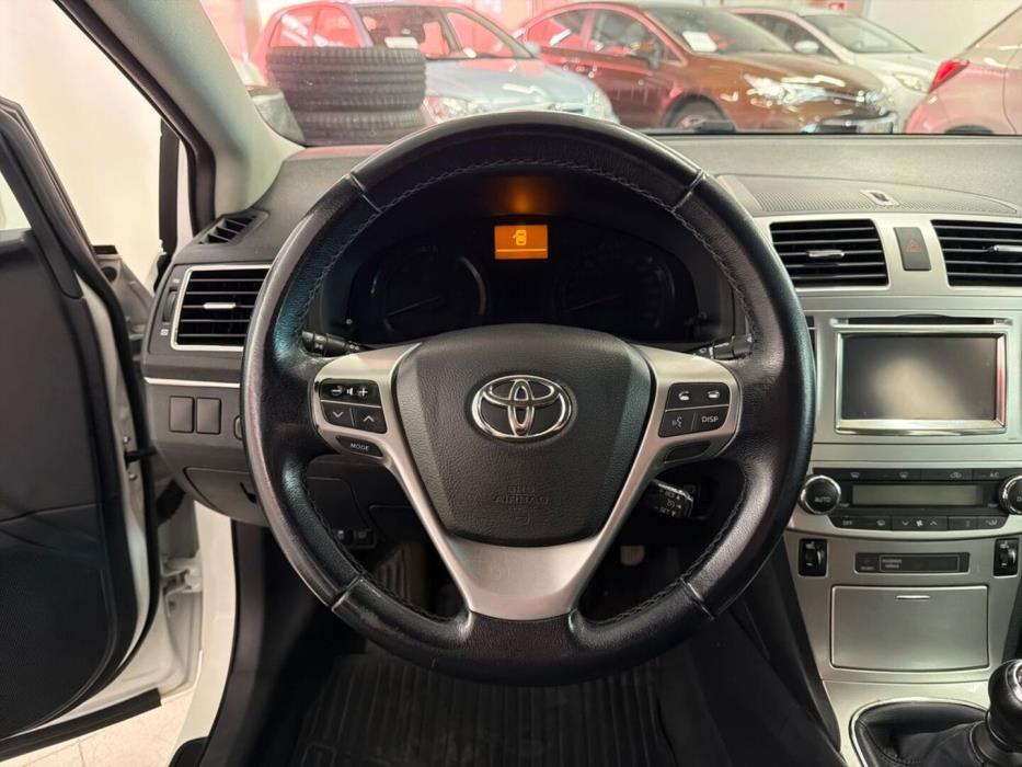 TOYOTA Avensis 2013