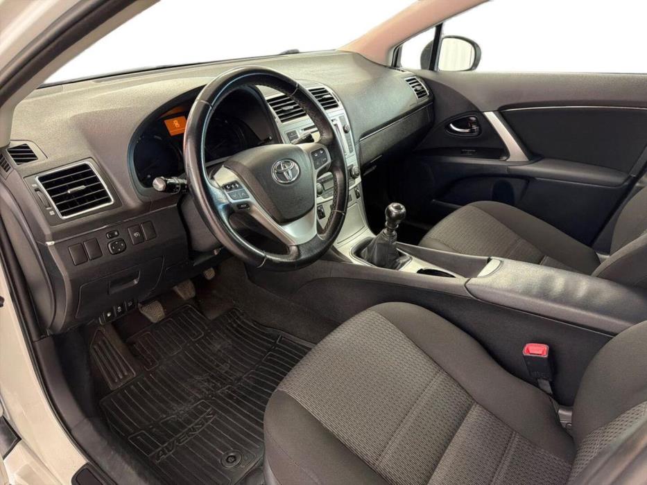 TOYOTA Avensis 2013
