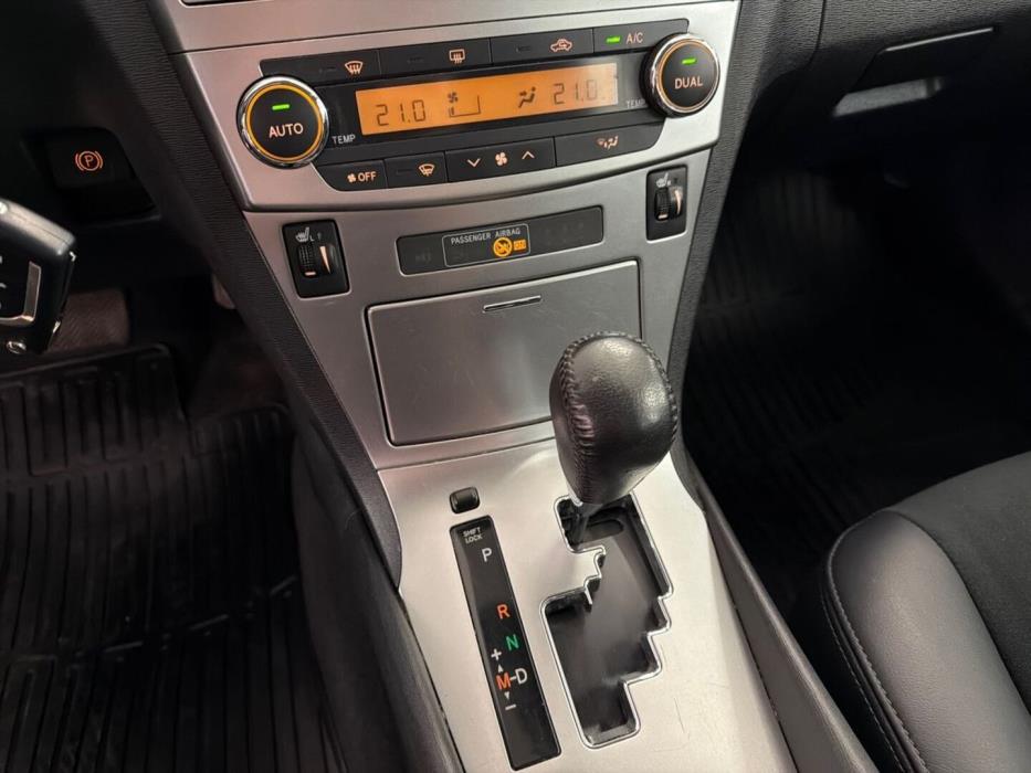 TOYOTA Avensis 2015