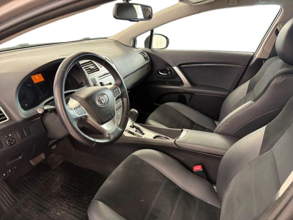 TOYOTA Avensis 2015
