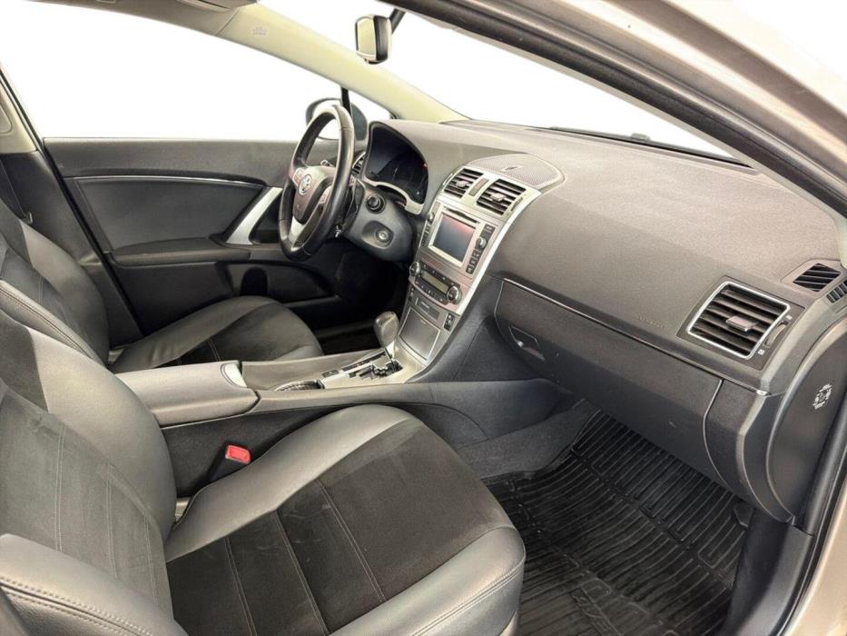 TOYOTA Avensis 2015