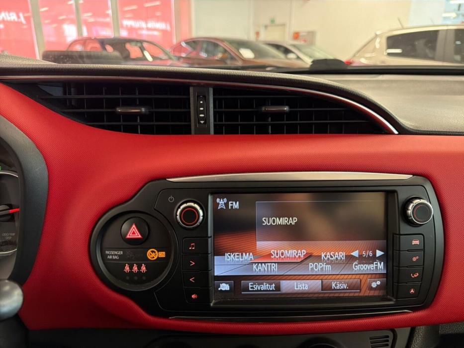 TOYOTA Yaris 2016
