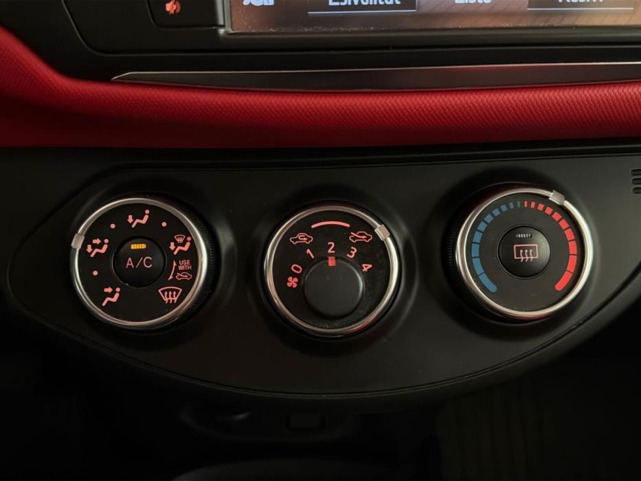 TOYOTA Yaris 2016