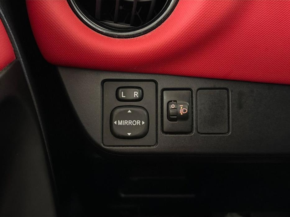 TOYOTA Yaris 2016
