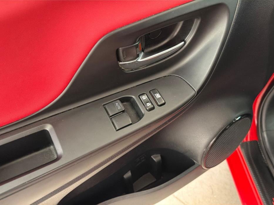 TOYOTA Yaris 2016