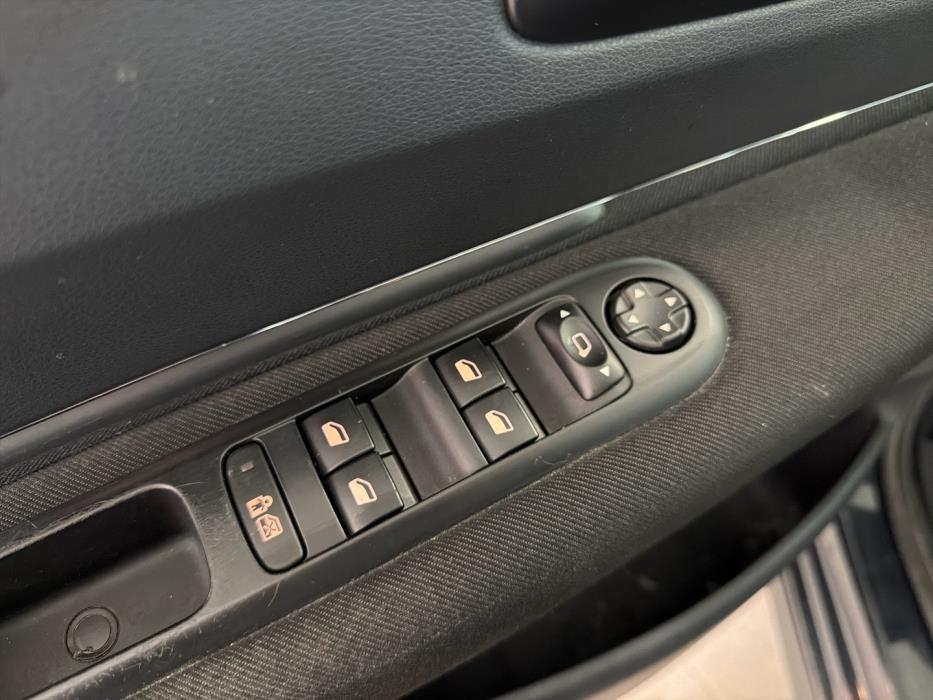 PEUGEOT 3008 2011