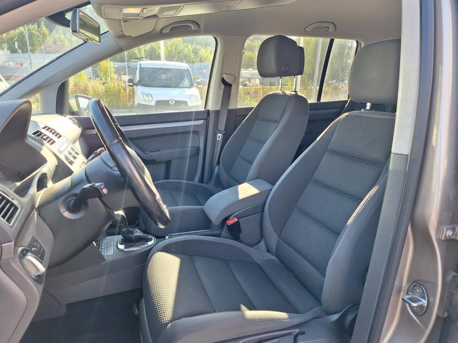 VOLKSWAGEN Touran 2013