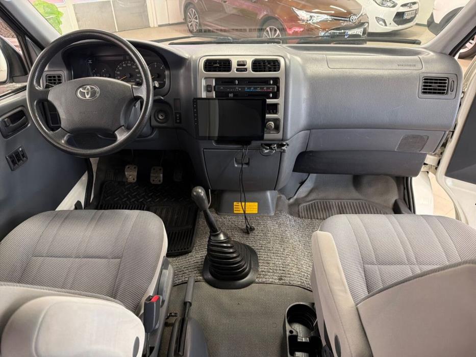 TOYOTA Hiace 2009