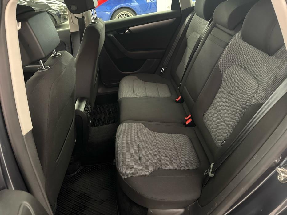 VOLKSWAGEN Passat 2011
