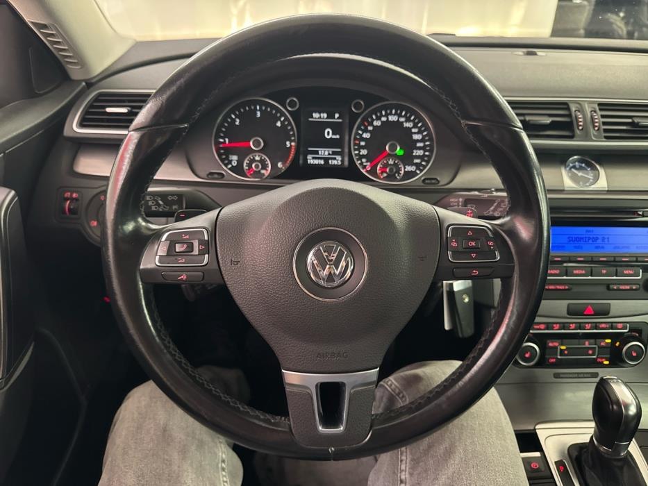 VOLKSWAGEN Passat 2011