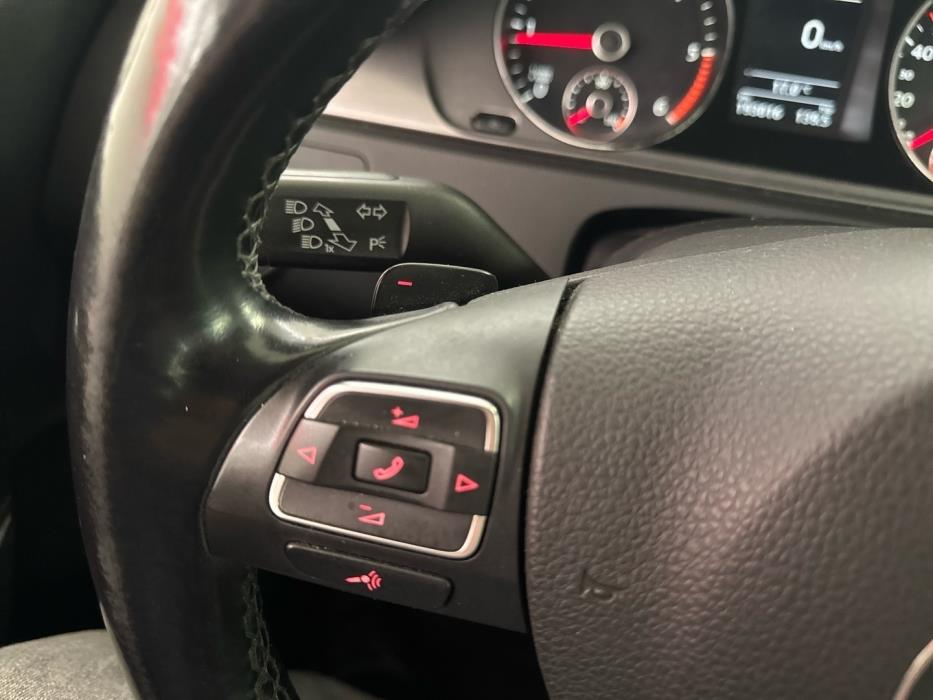 VOLKSWAGEN Passat 2011