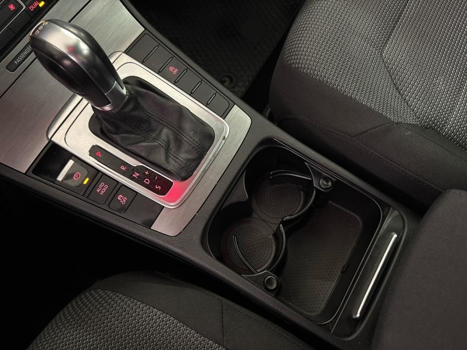 VOLKSWAGEN Passat 2011