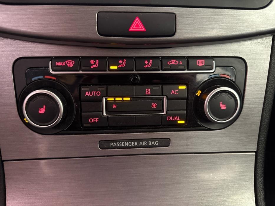 VOLKSWAGEN Passat 2011