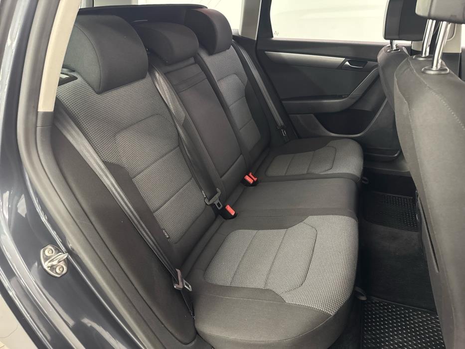 VOLKSWAGEN Passat 2011