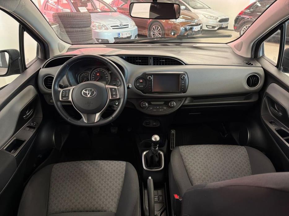 TOYOTA Yaris 2015