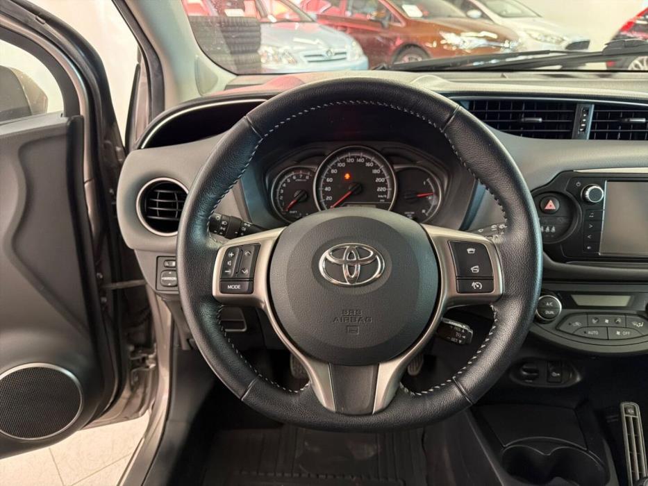 TOYOTA Yaris 2015