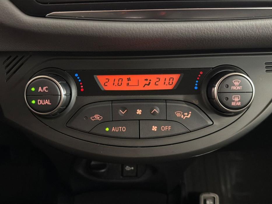 TOYOTA Yaris 2015