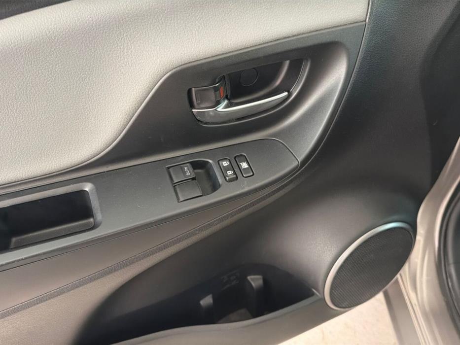 TOYOTA Yaris 2015