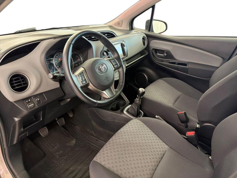 TOYOTA Yaris 2015